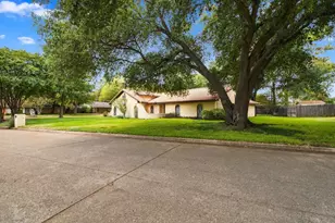 2201 Scarlet Ln, Grand Prairie, TX 75050 - Photo 4