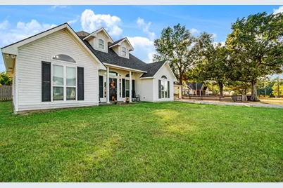 720 Daniel Street, Blossom, TX 75416 - Photo 2