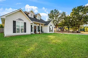 720 Daniel St, Blossom, TX 75416 - Photo 2