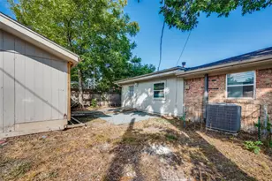 213 W Dorris Dr, Grand Prairie, TX 75051 - Photo 22