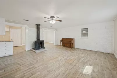213 W Dorris Drive, Grand Prairie, TX 75051 - Photo 4