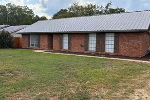 429 Davis St, Fairfield, TX 75840 - Photo 2