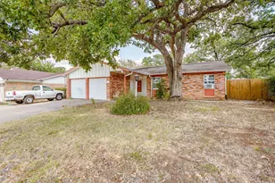 915 Cherry Laurel Ln, Arlington, TX 76012 - Photo 2