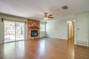 915 Cherry Laurel Ln, Arlington, TX 76012 - Photo 6