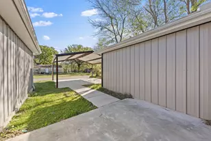 805 S 4th St, Bonham, TX 75418 - Photo 18
