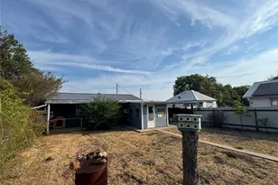 413 E Locust St, Whitewright, TX 75491 - Photo 12
