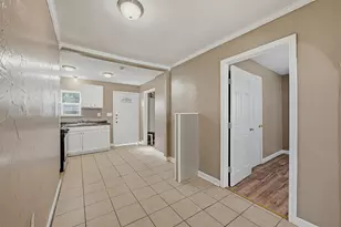 302 W Dexter St, Sherman, TX 75092 - Photo 6