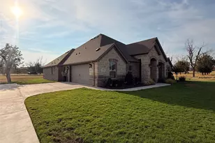 1136 Tremont Ln, Granbury, TX 76049 - Photo 2