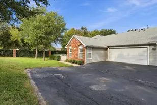 1002 Bridges Dr, Arlington, TX 76012 - Photo 2
