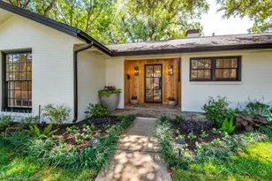 2013 Huntington Ln, Fort Worth, TX 76110 - Photo 2