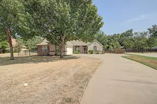 107 Heritage Pl, Glen Rose, TX 76043 - Photo 2