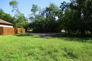 809 E 7th St, Bonham, TX 75418 - Photo 1