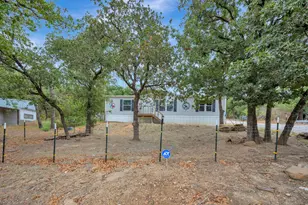 445 Lakeside Dr, Bowie, TX 76230 - Photo 2