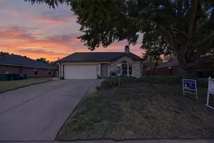 203 Briarglen Dr, Cedar Hill, TX 75104 - Photo 2