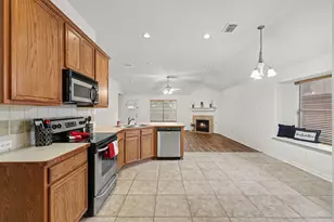 1235 Clearwater Dr, Grand Prairie, TX 75052 - Photo 8