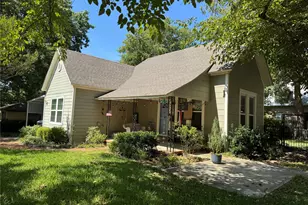 229 E Tennie St, Gainesville, TX 76240 - Photo 2