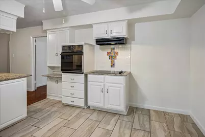 1228 Farnham Court E, Irving, TX 75062 - Photo 18