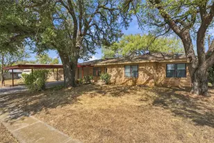 207 Cresthill Dr, Lacy Lakeview, TX 76705 - Photo 2