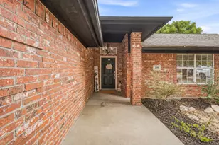 300 Wedgewood Dr, Stephenville, TX 76401 - Photo 4