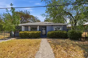305 Miller St, Bowie, TX 76230 - Photo 1