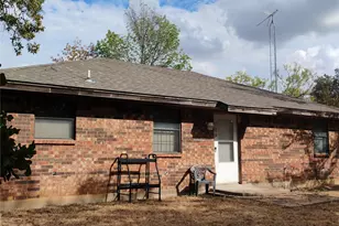 909 Live Oak St, Lake Bridgeport, TX 76426 - Photo 4