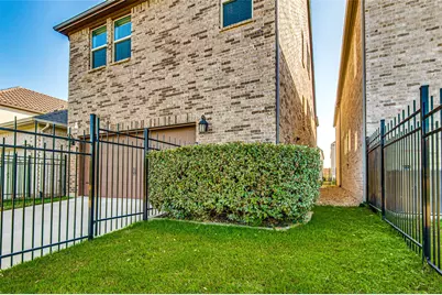 636 Courtyard Lane, Irving, TX 75039 - Photo 12