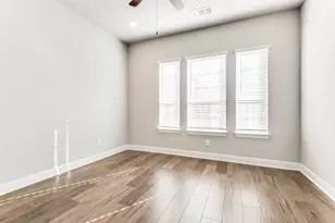 636 Courtyard Ln, Irving, TX 75039 - Photo 2