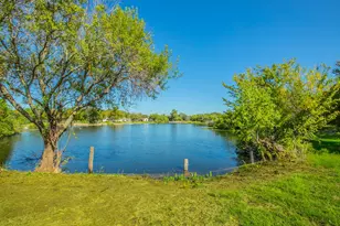 118 Spring Lake Dr, Lacy Lakeview, TX 76705 - Photo 2