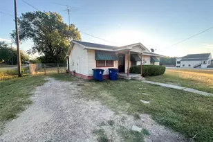 1312 N Shawnee St, Ennis, TX 75119 - Photo 2