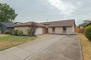 2205 Phoenix Dr, Garland, TX 75040 - Photo 2