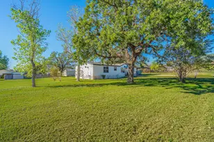104 Hill Top Ct, Springtown, TX 76082 - Photo 2