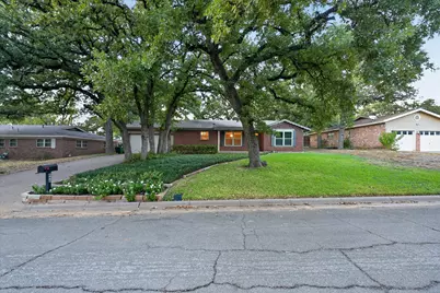 844 Woodcrest Drive, Hurst, TX 76053 - Photo 2