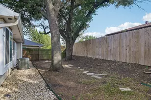 322 Valley Spring Dr, Arlington, TX 76018 - Photo 20