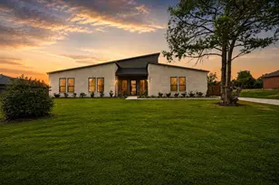 2634 Bainbridge Dr, Dallas, TX 75237 - Photo 2