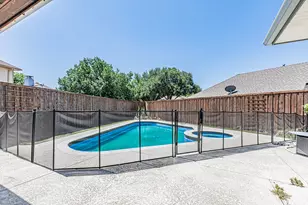 300 Sundance Cir, Irving, TX 75063 - Photo 38