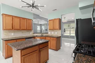 11001 Thornwood Dr, La Porte, TX 77571 - Photo 12