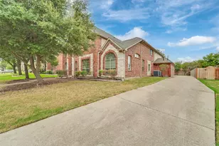 701 Walnut Bend Dr, Mansfield, TX 76063 - Photo 2