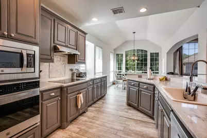 611 Creekwood Lane, Grand Prairie, TX 75052 - Photo 8