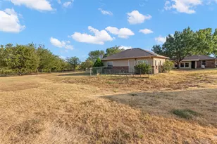 911 Clearview St, Krum, TX 76249 - Photo 34