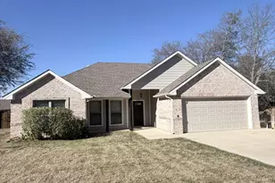 628 E Walcott St, Pilot Point, TX 76258 - Photo 2