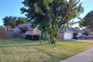 121 Canterbury St, Euless, TX 76039 - Photo 2