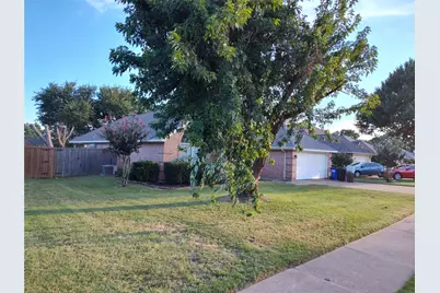 121 Canterbury Street, Euless, TX 76039 - Photo 2