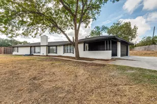 325 Crescent Dr, Grand Prairie, TX 75050 - Photo 2