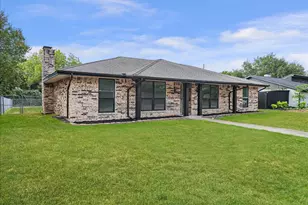 236 Charles St, DeSoto, TX 75115 - Photo 2