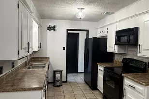 313 Linda Dr, Burleson, TX 76028 - Photo 2