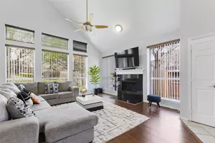 1031 Park Ave, Carrollton, TX 75006 - Photo 2