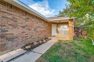 3174 Cross Creek Cir, Grand Prairie, TX 75052 - Photo 4