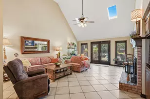 2104 Emerald Lake Dr, Arlington, TX 76013 - Photo 2