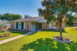 2714 Meadow Bluff Ln, Dallas, TX 75237 - Photo 2