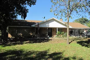 508 S Hovey St, Chico, TX 76431 - Photo 2